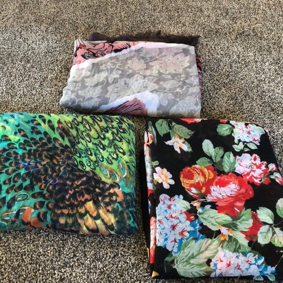 Scarfs - Picture 1 of 1